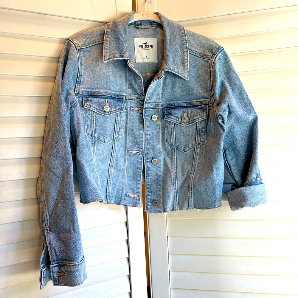 Hollister cropped denim jacket NWT sz small